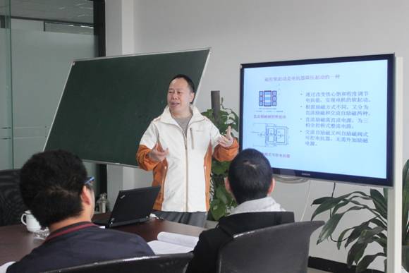 楚天学者、校聘教授余龙海为本科生授课