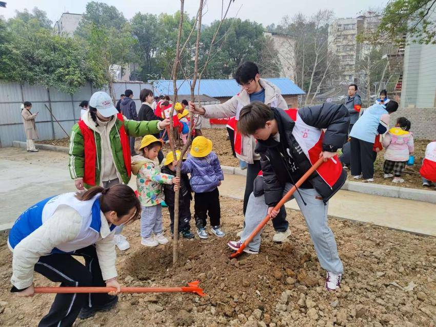 志愿服务绿动千山,“童”种未来共传雷锋精神.docx
