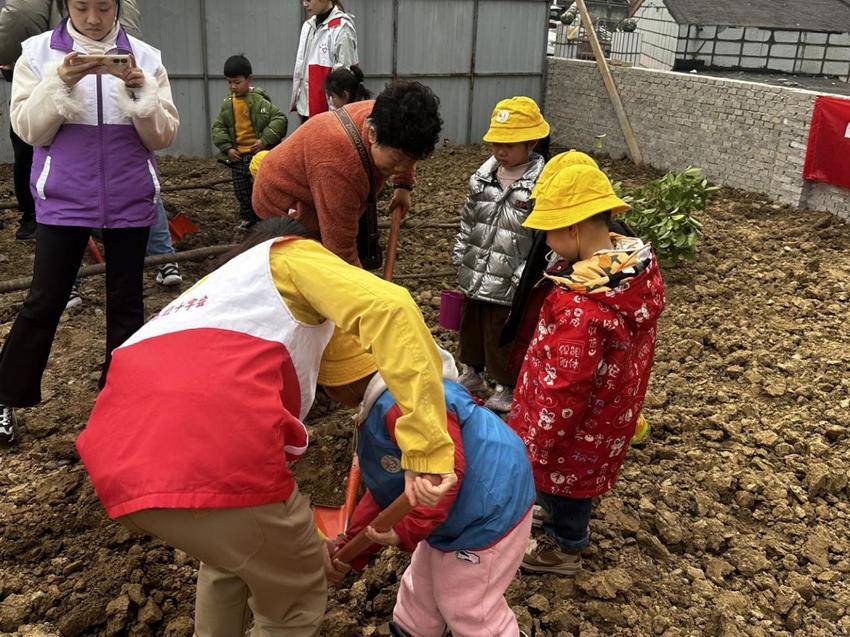 志愿服务绿动千山,“童”种未来共传雷锋精神.docx